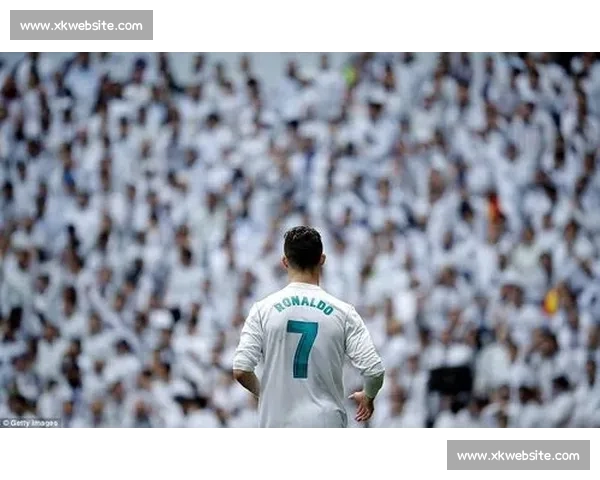 C罗替补席上的落寞背影，巨星的黄昏是否如此凄凉！