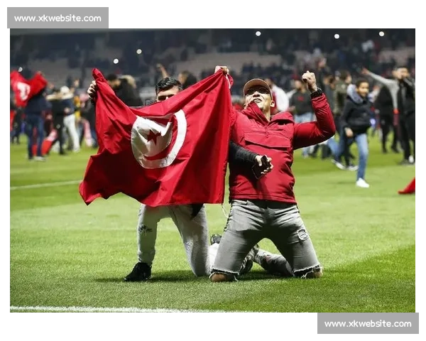 法国球迷沸腾！女单决赛圆梦时刻，太激动人心了！
